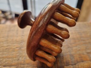 masajeador capilar de madera de sándalo