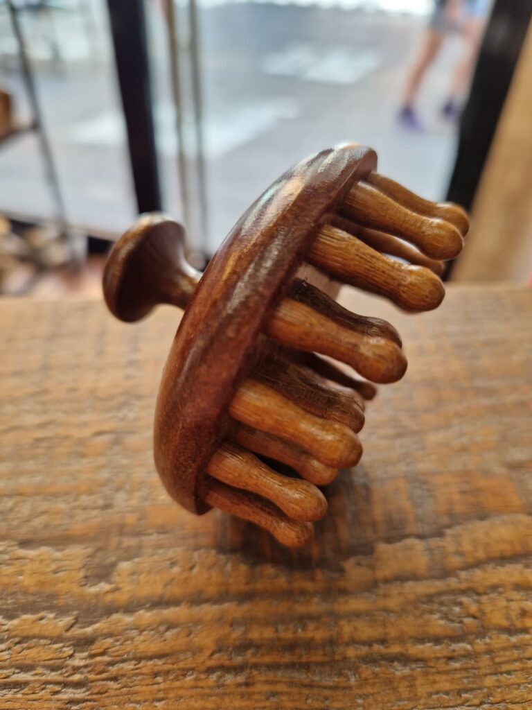 masajeador capilar de madera de sándalo